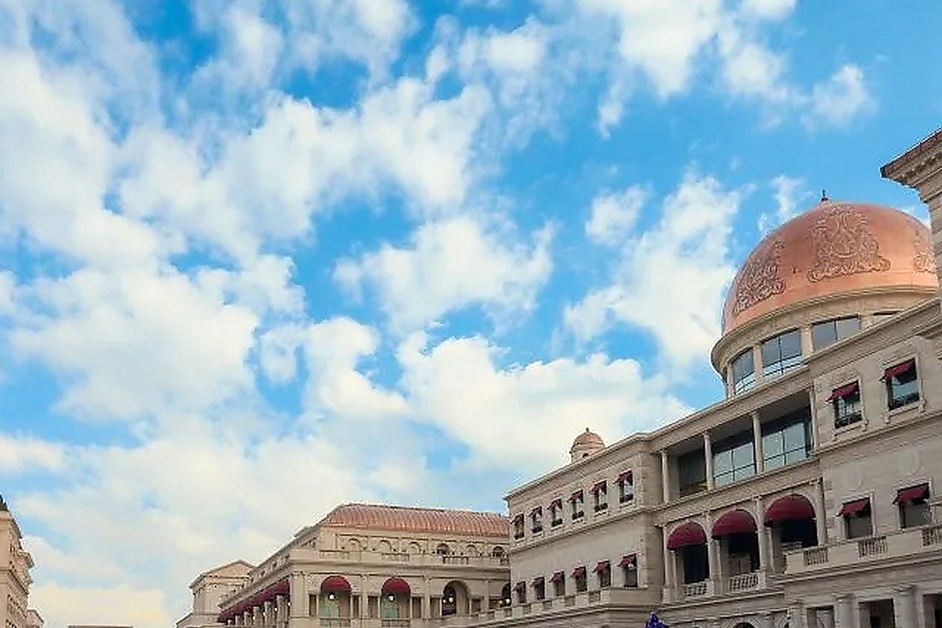 Les arcades, le dôme de cuivre et les façades de Katara, le village culturel de Doha, dont certaines allées sont rafraîchies, dont 21 High Street