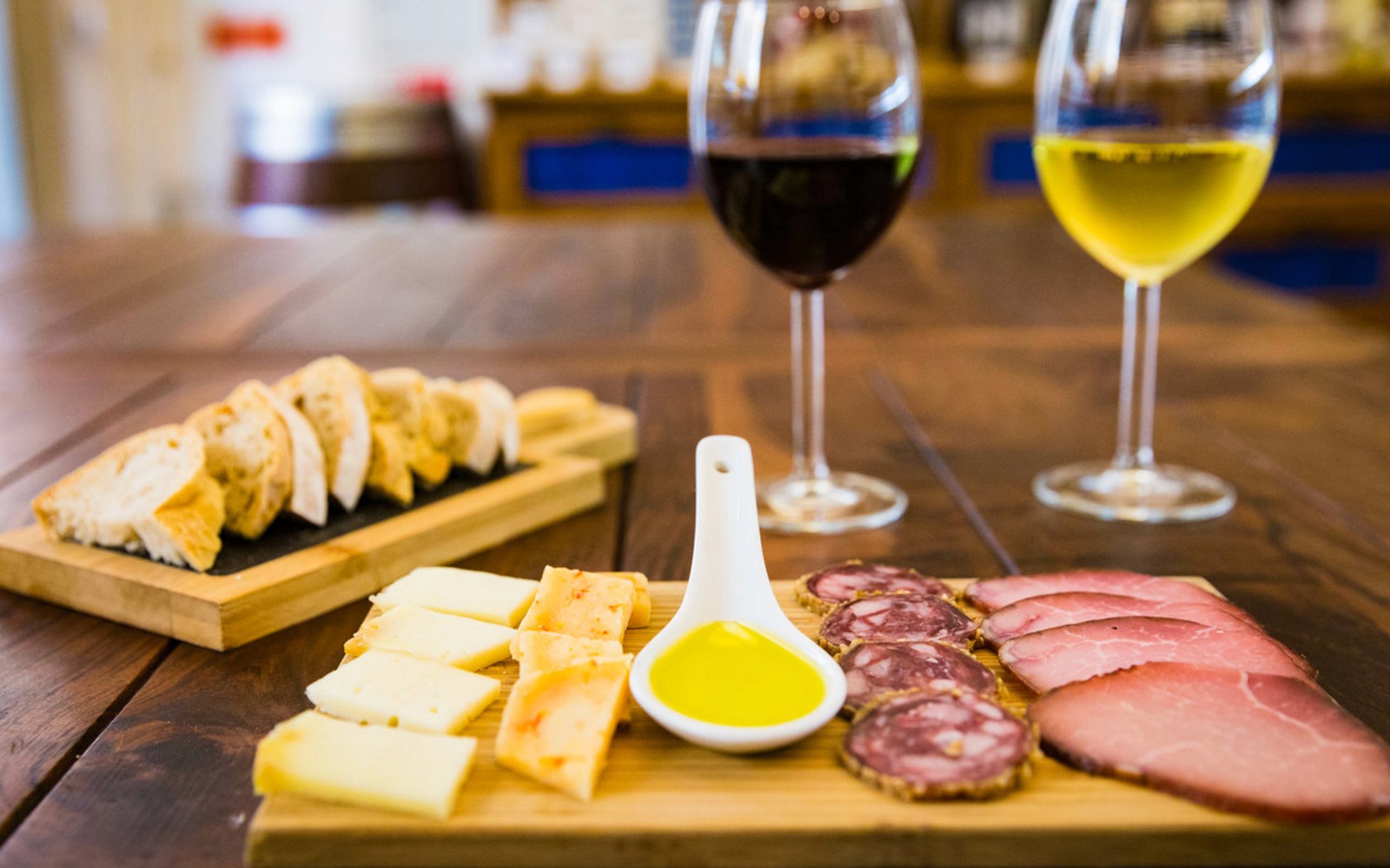 Kaas- en charcuterieplank met wijn tijdens een wandeltocht door Lissabon.