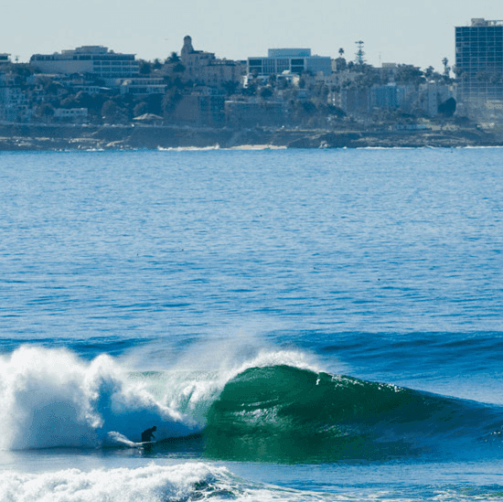 Surfer riding a wave in San Diego – surfboard rental in san-diego