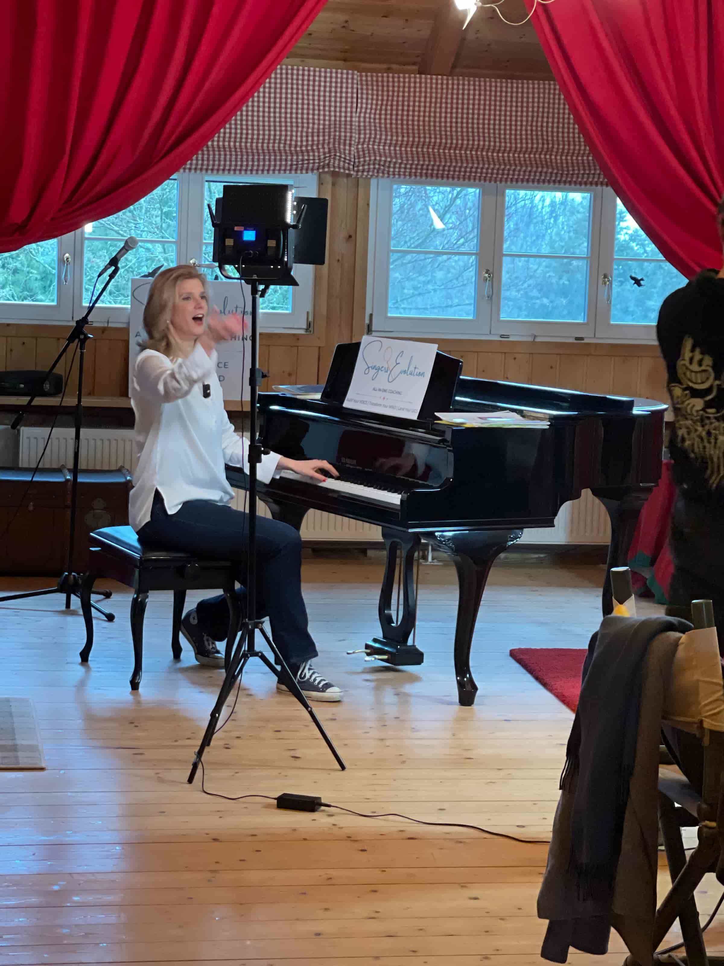 Vocal Coach Danielle Zuber am Klavier während einer Live-Coaching-Session. Symbolbild für das individuelle 1:1 Projekt Coaching zur Vorbereitung auf Castings und Shows.