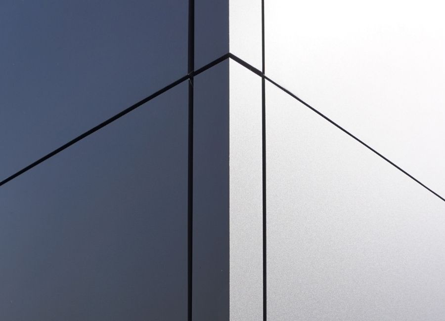 Jonction entre bardage et charpente métallique sur une façade contemporaine.