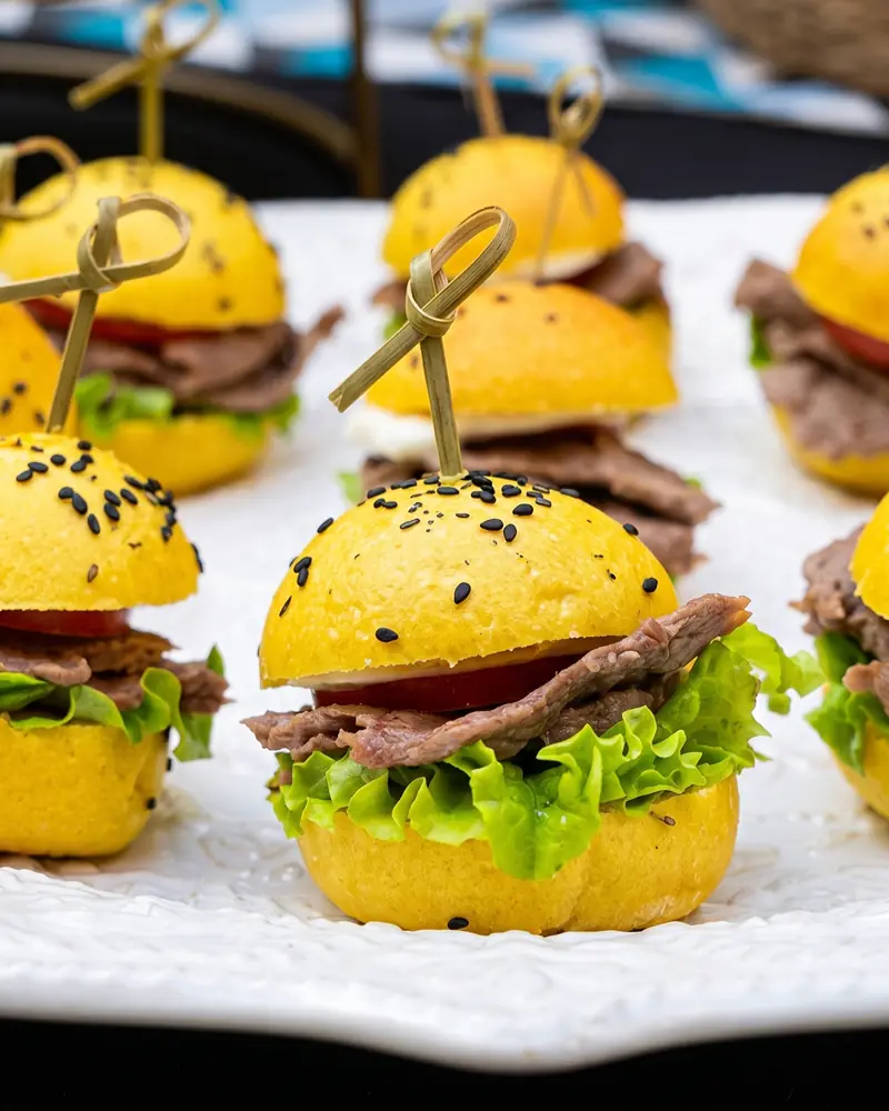 Servicio de Coffee Break Premium con café de especialidad y estaciones de comida decoradas con flores.