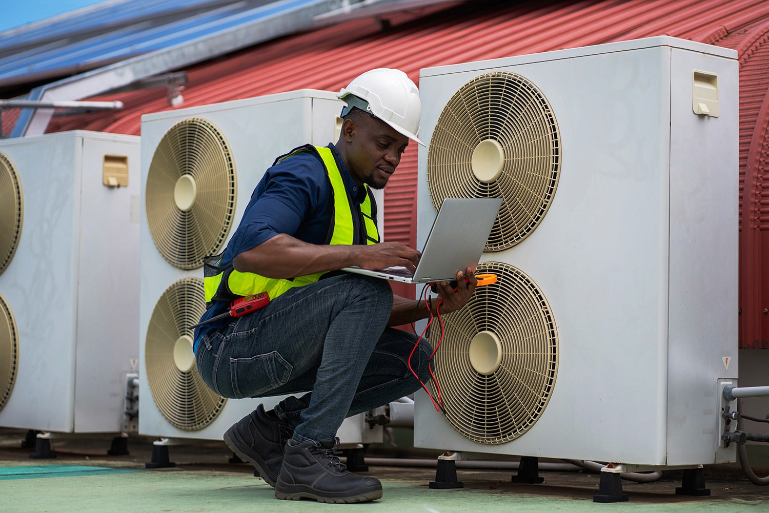 Service tech doing maintence on AC unit