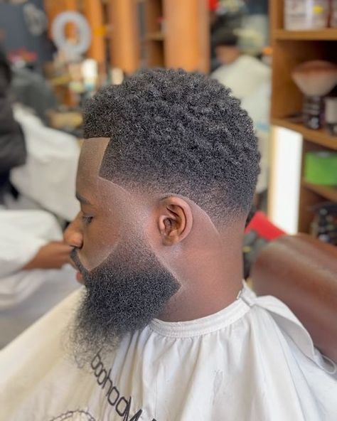 Client dans un barbershop qui a été coiffé avec ses contours