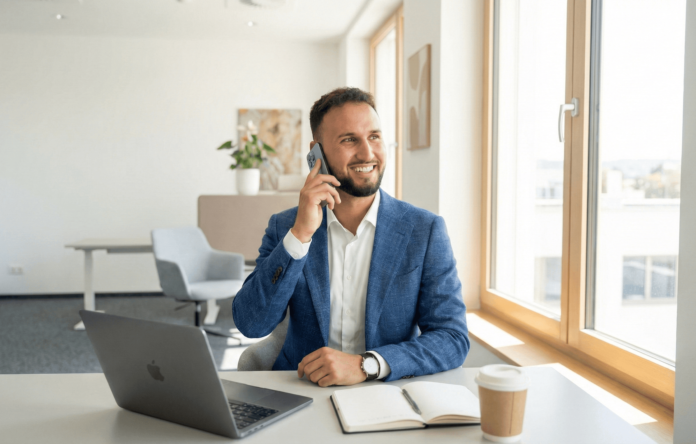 Joel Braun von Finvera am Telefon und im persönlichen Austausch zur individuellen Vorsorgeplanung in der Schweiz