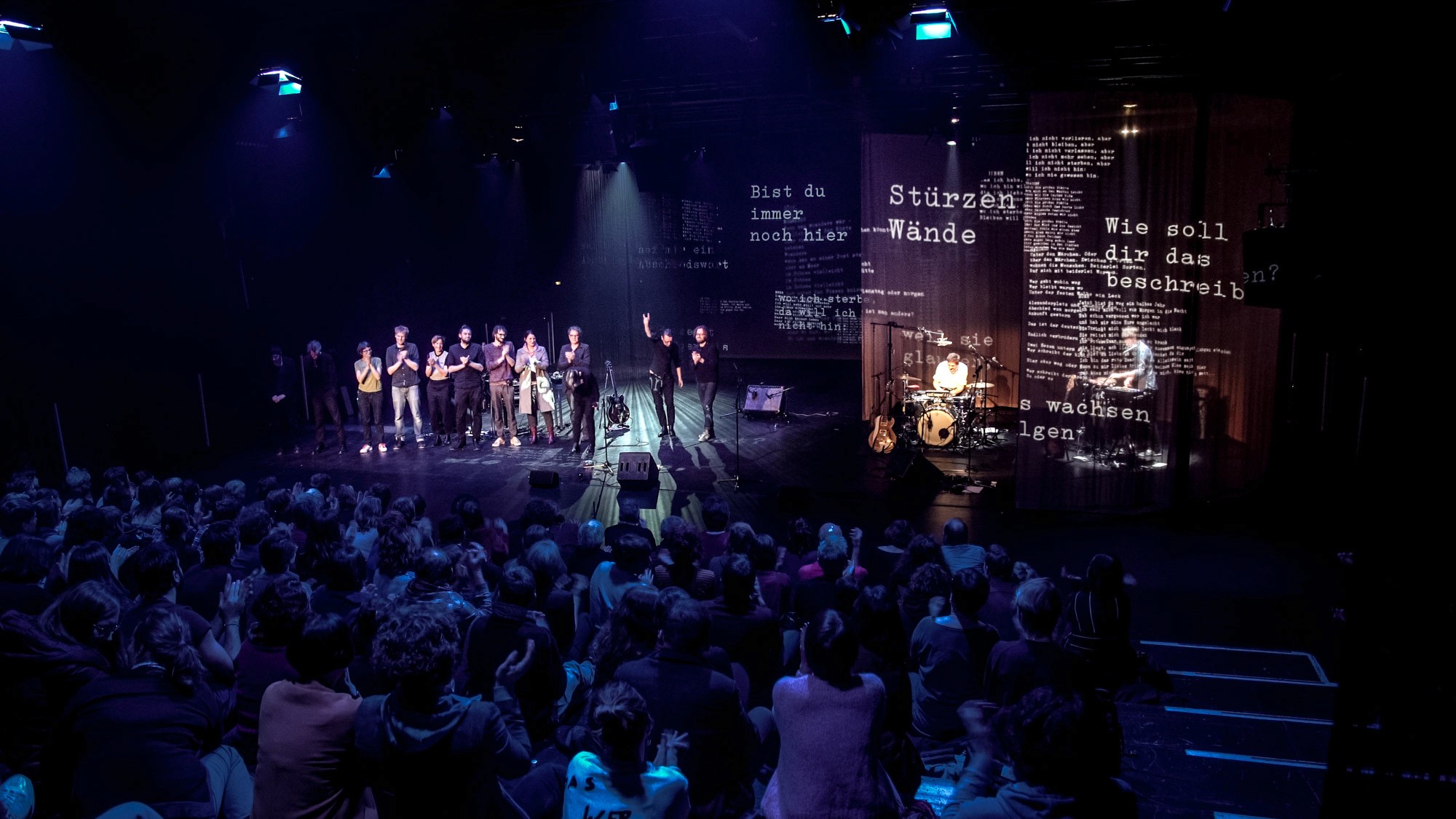 Woanders - stage projection mapping