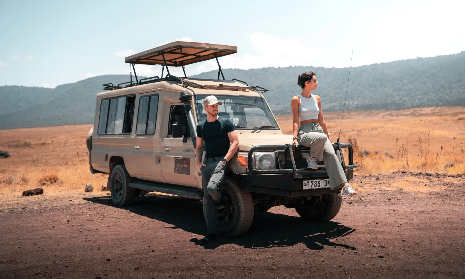 Vidéaste filmant un éléphant lors d’un safari en Afrique, tournage de vidéo de voyage pour Snapshot Media