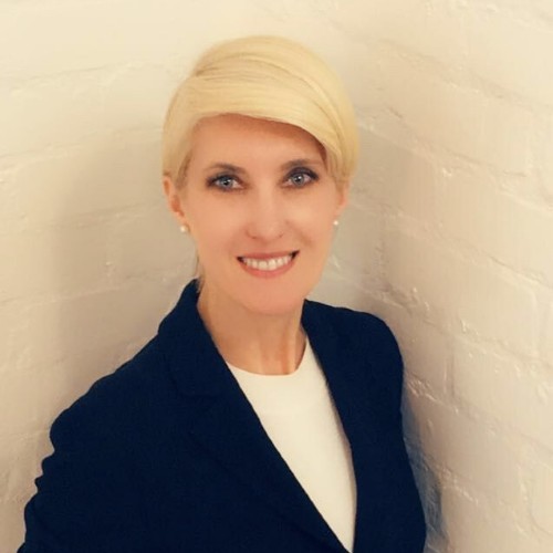 Financial Controller reviews CV writer