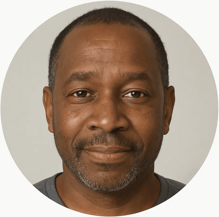 Authentisches Portrait eines zufriedenen Mitarbeiters in der Arbeitskleidung von Fix & Clean – zeigt echte Menschen hinter erstklassigem Reinigungsservice.