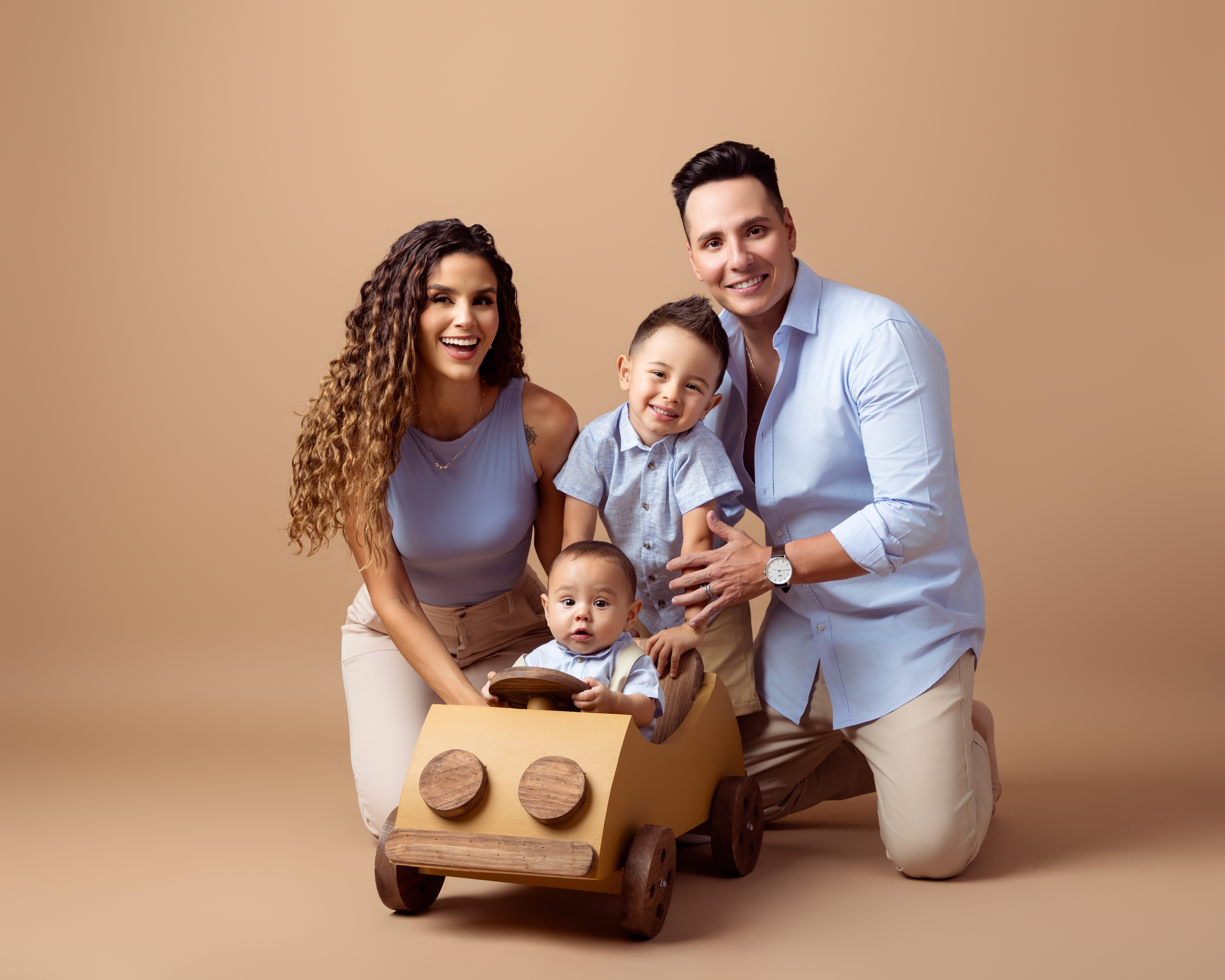 mamá con su familia en sesión de fotos profesionales