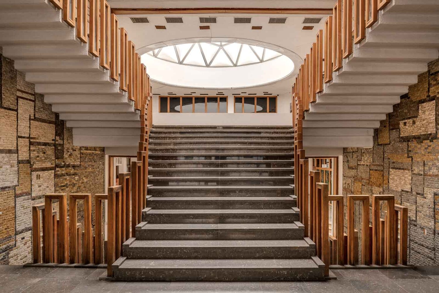 Photo by Frank Ariuba