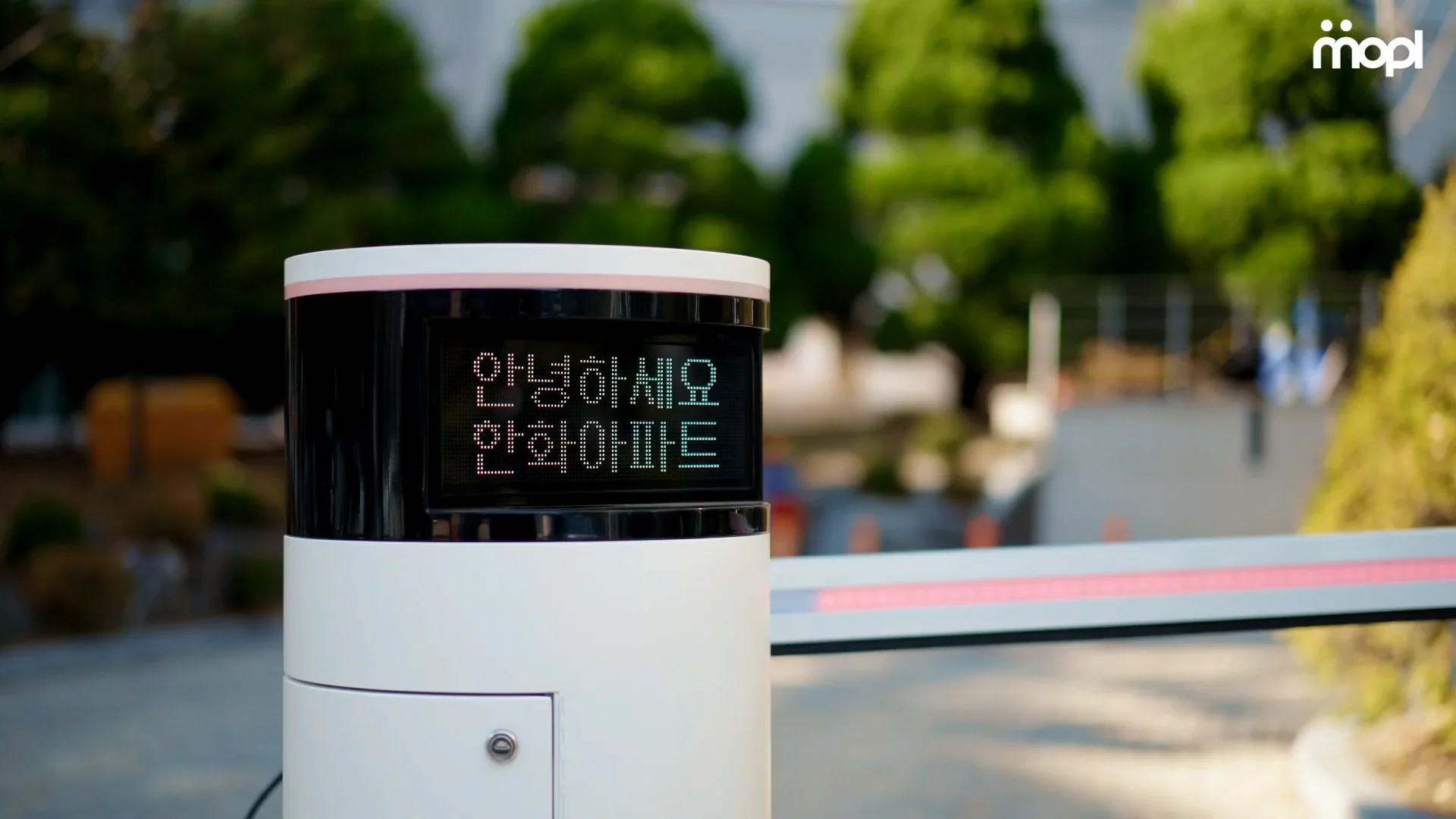 아파트 주차장에 설치된 한화비전 모플 스마트 주차 시스템의 사진