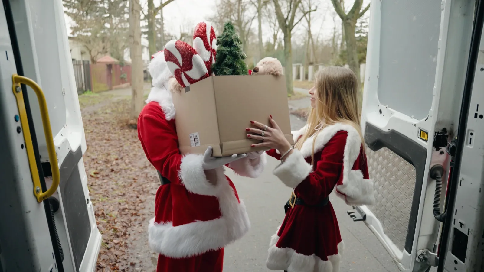 ORLEN Foundation CSR initiative, delivery of Christmas parcels to a family-type children's home