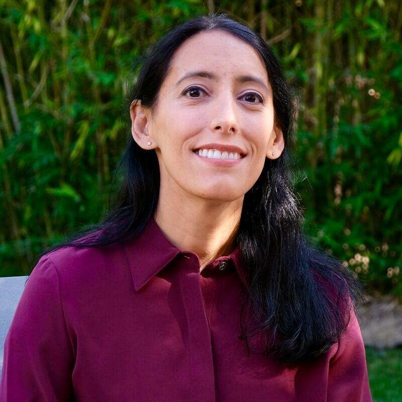 woman on focus photography