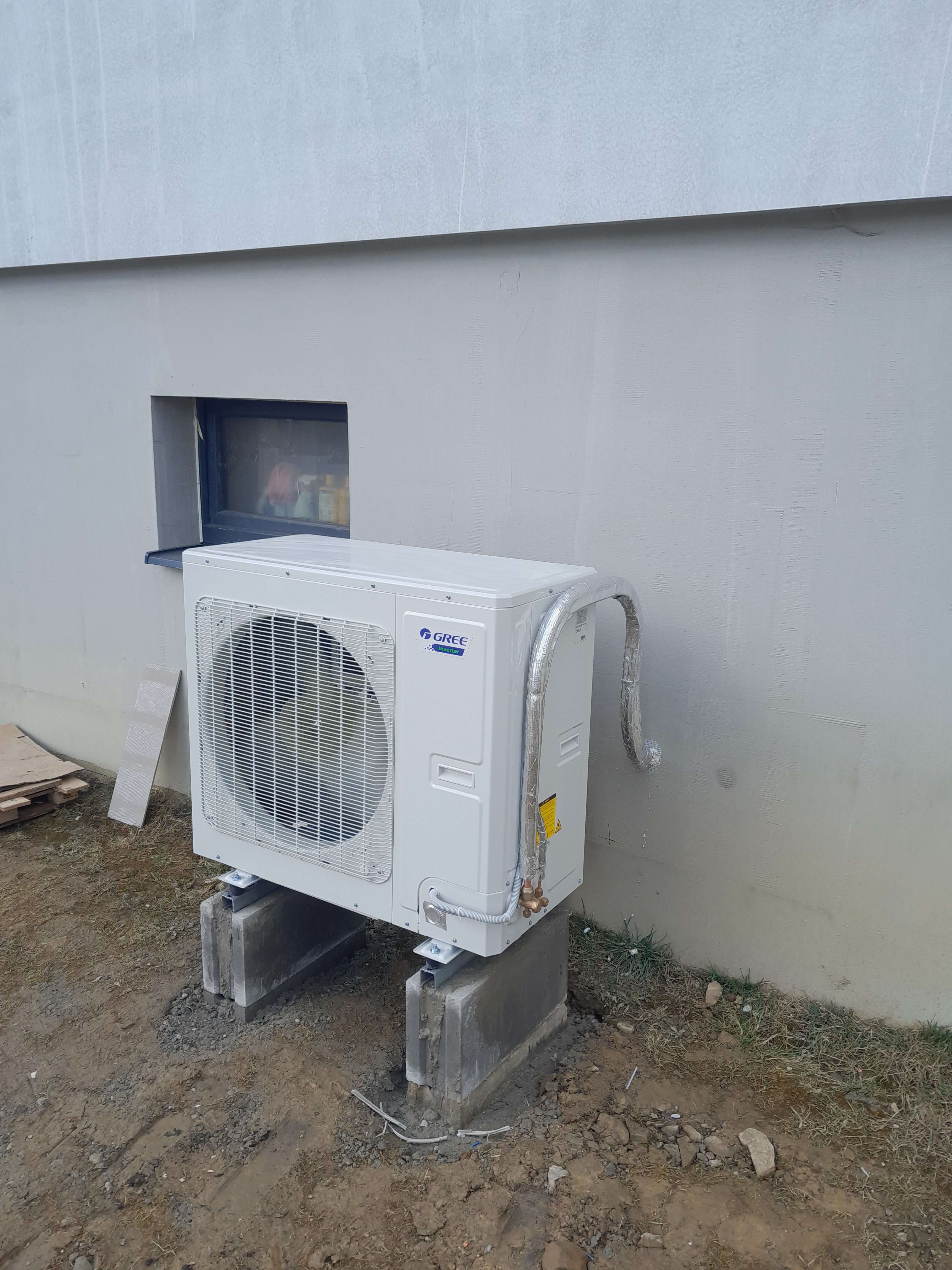 Tepelne cerpadlo instalovane vedla rodinneho domu