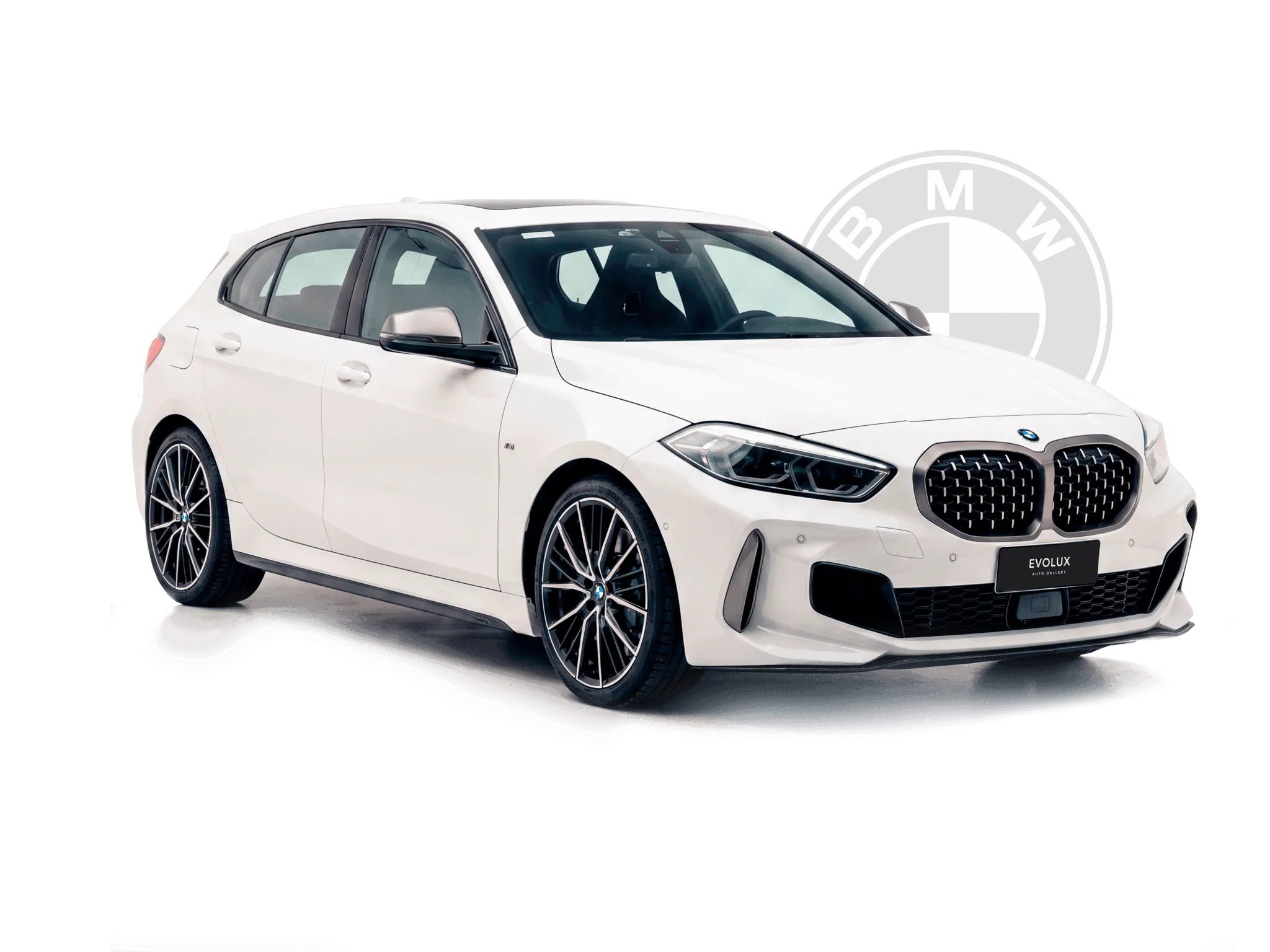BMW M135i xDrive blanco recortado sobre fondo gráfico con logo BMW detrás