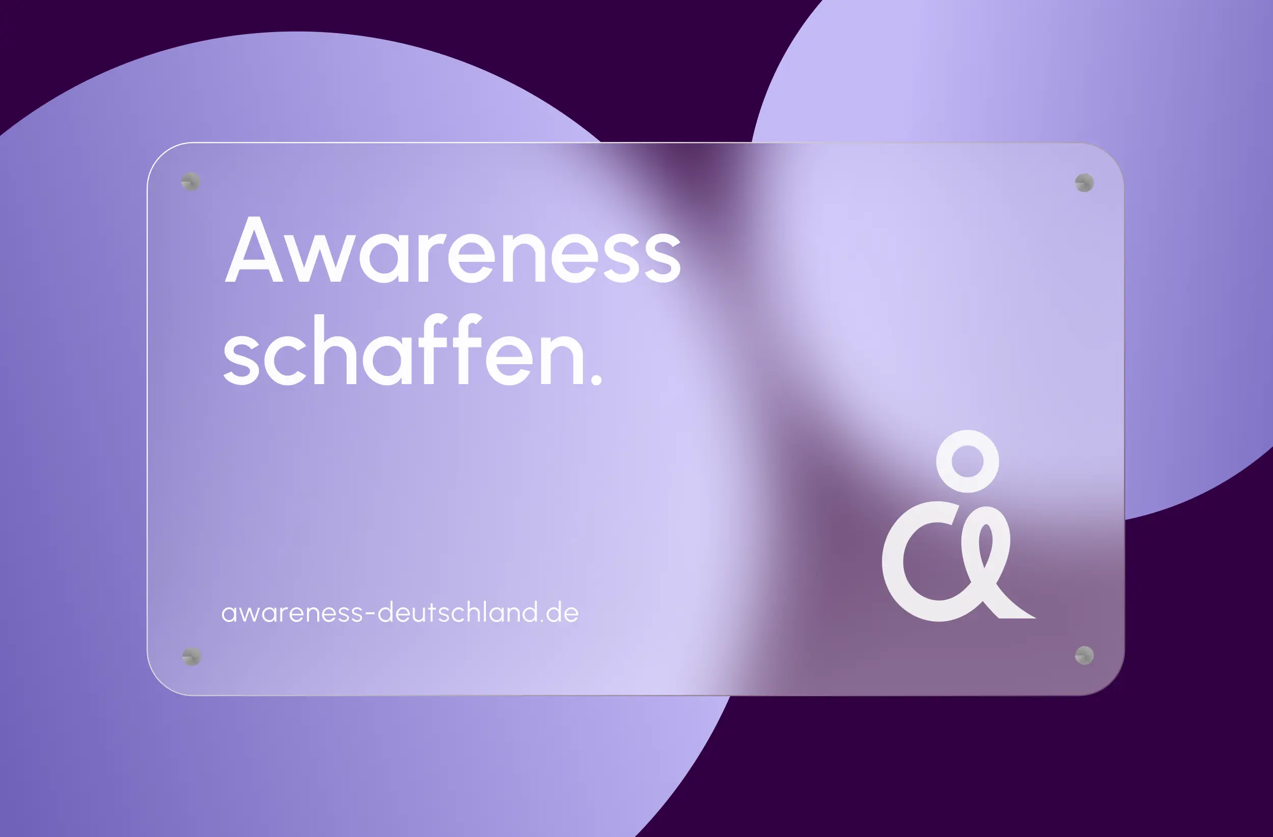 Glasplakette mit „Awareness schaffen.“ und der URL awareness-deutschland.de vor lila Kreisflächen.