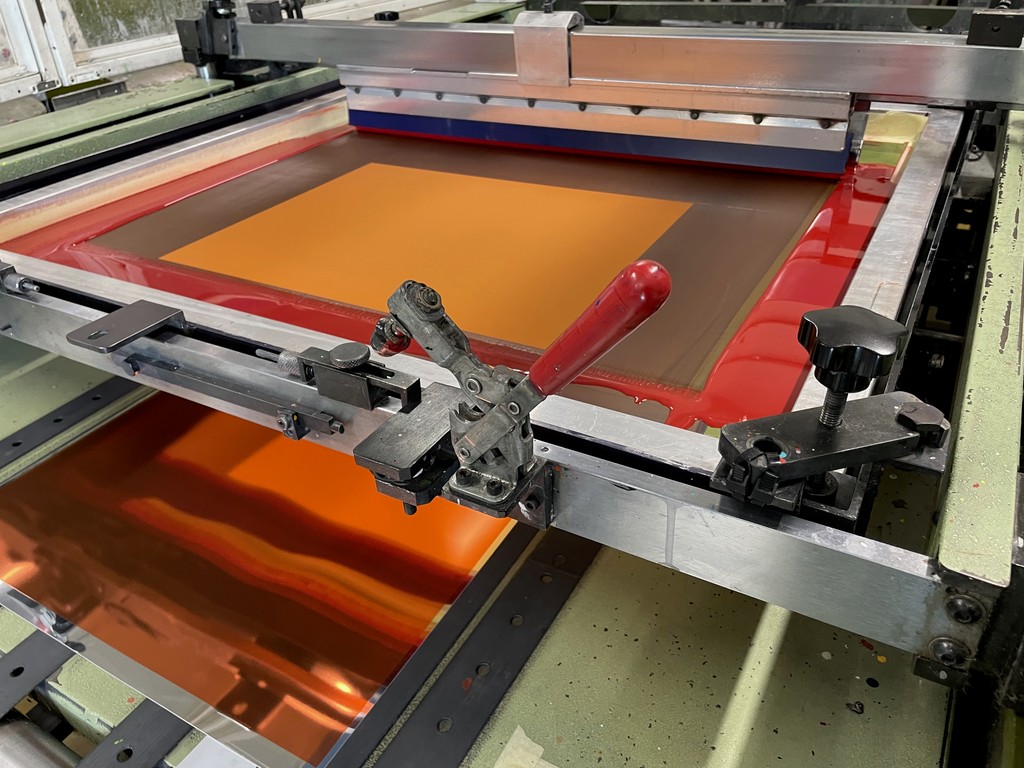 machine de sérigraphie en fonctionnement