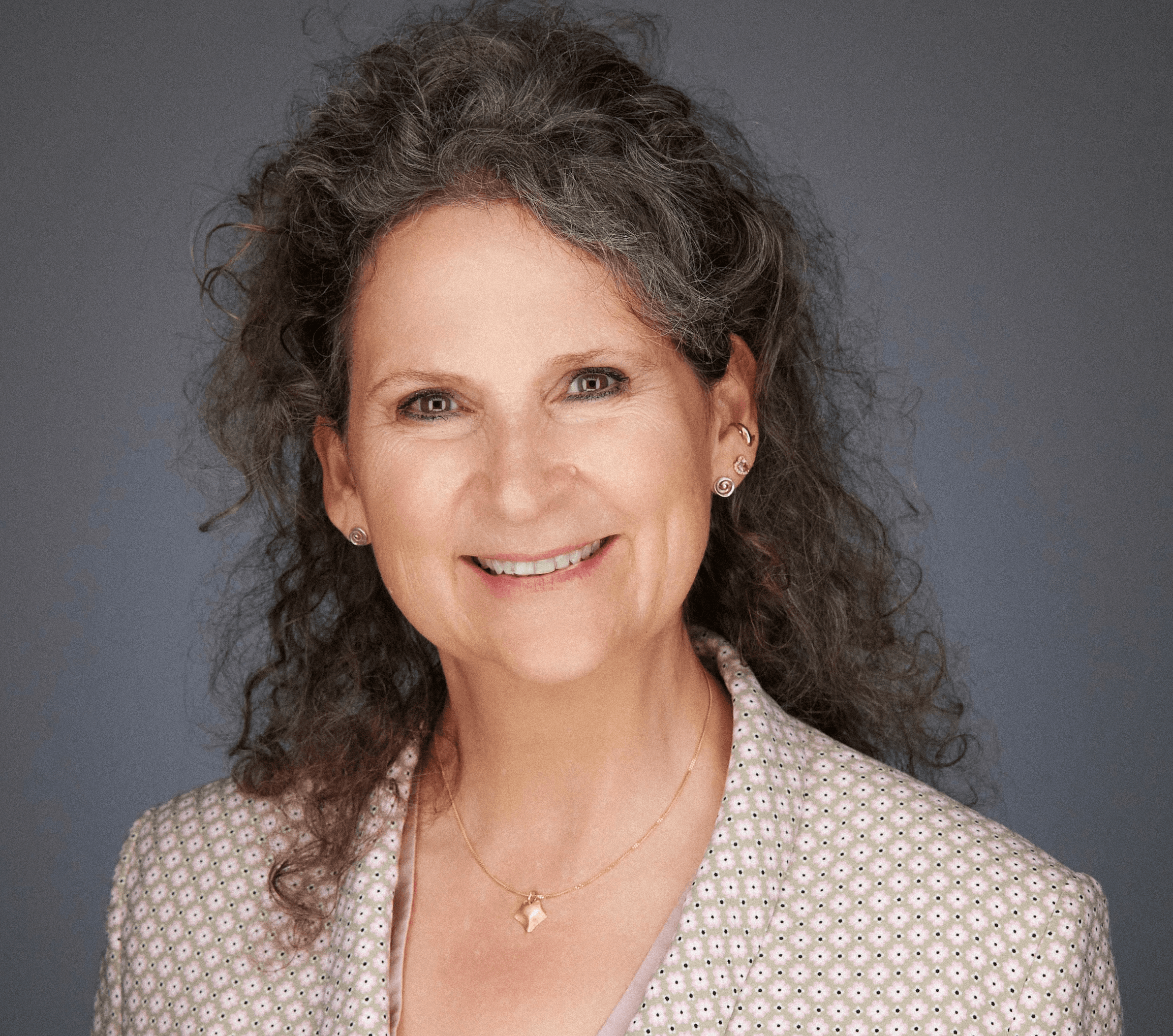 woman on focus photography