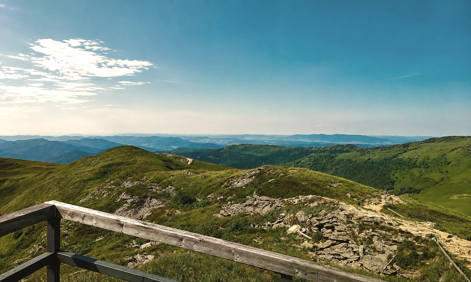 Panorama bieszczadzkich gór i dolin ze szlaku