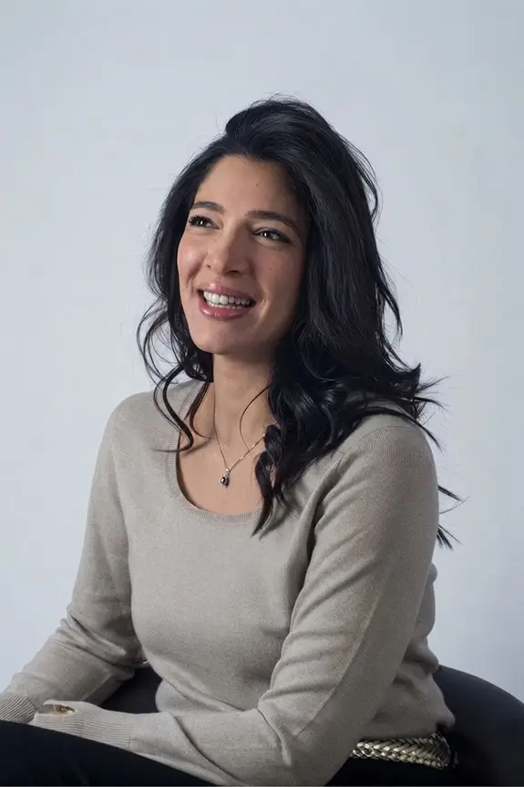 Maître Shérazade Trabelsi Chouli, sourire, portrait assis