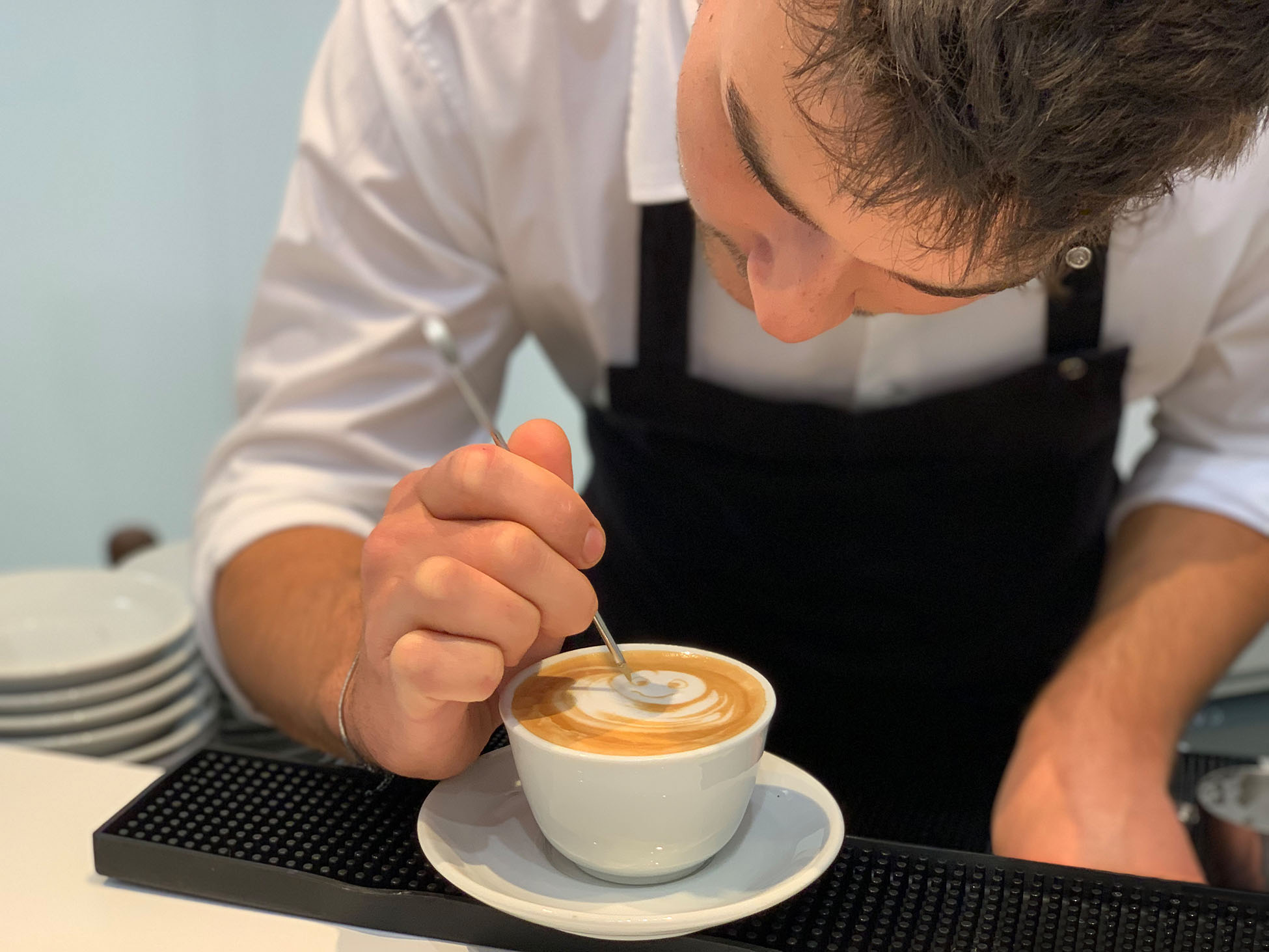 Barista macht Latte Art für das Messecatering
