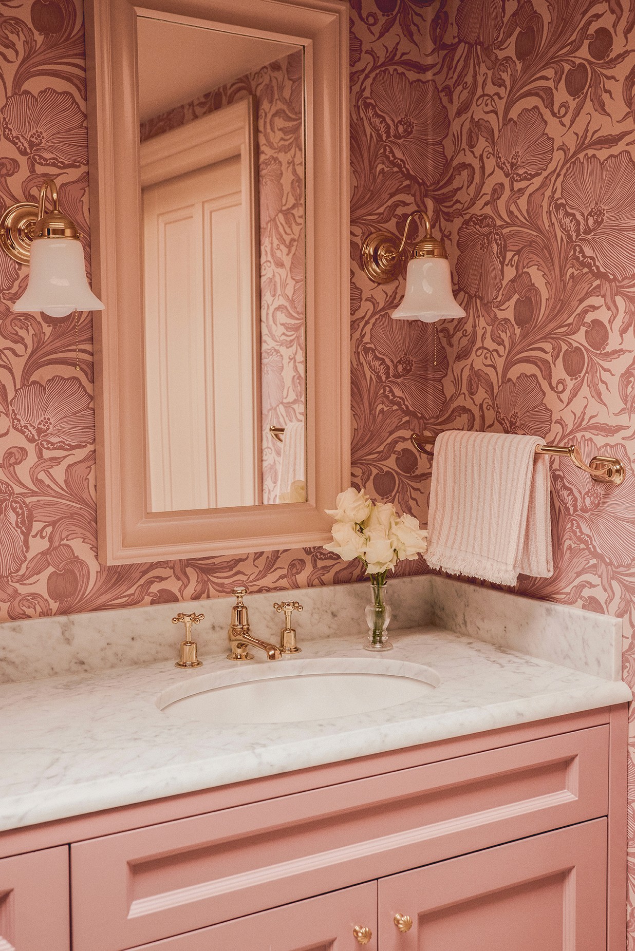 Interieurdesign roze badkamer Little Greene behang