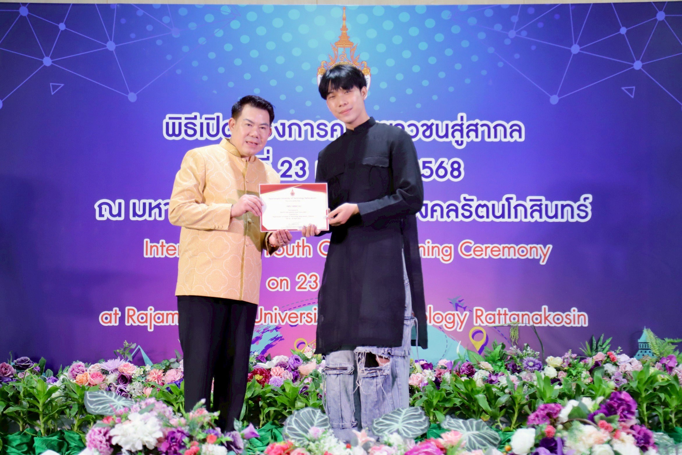 sinh-vien-van-lang-tham-gia-international-youth-camp-2025-tai-thai-lan-hoi-nhap-truyen-cam-hung-va-lan-toa-gia-tri-viet-a.jpg