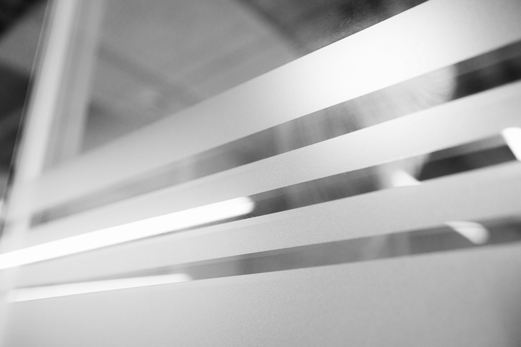 מבט מקרוב על דלת הכניסה לחדר הישיבות