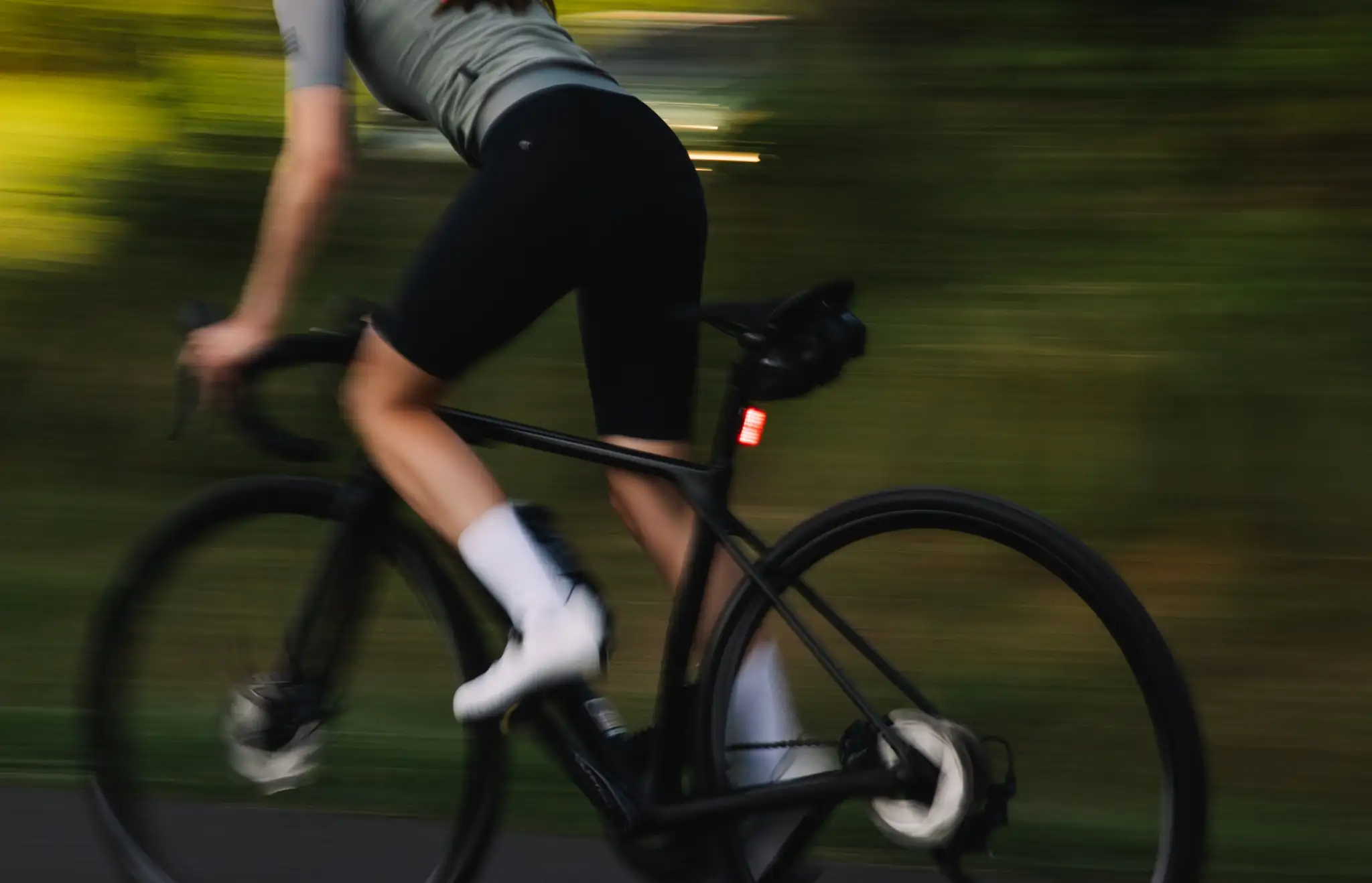 Zoom sur un cycliste en pleine course