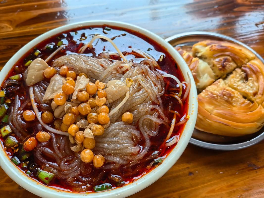 Chengdu traditional breakfast, spicy pork intestine vermicelli with guokui pastry, local Sichuan street food
