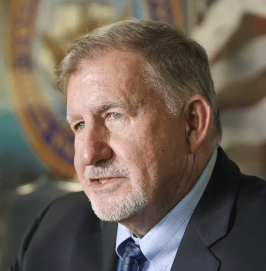 man wearing black shirt