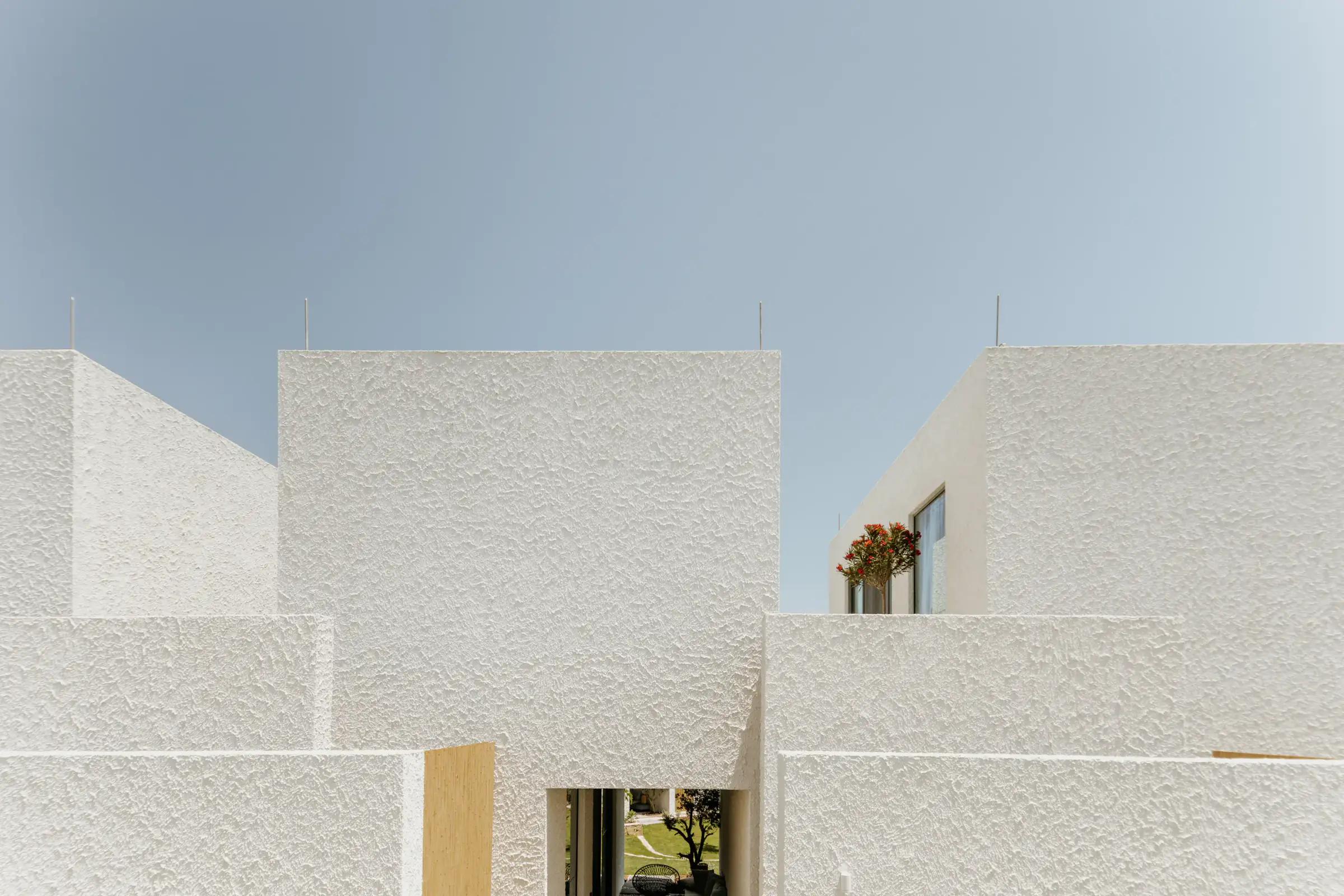 Close view of the white volumes and courtyard walls