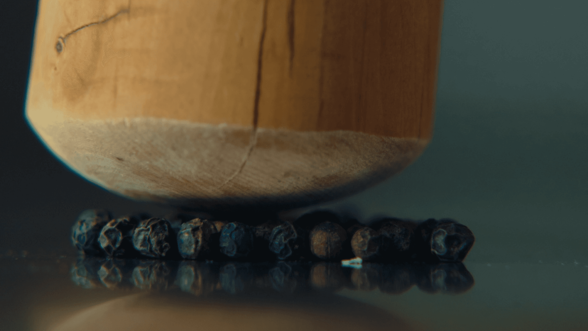 Écrasement de grains de poivre dans une mise en scène culinaire du doc "Du dessin au dessert".