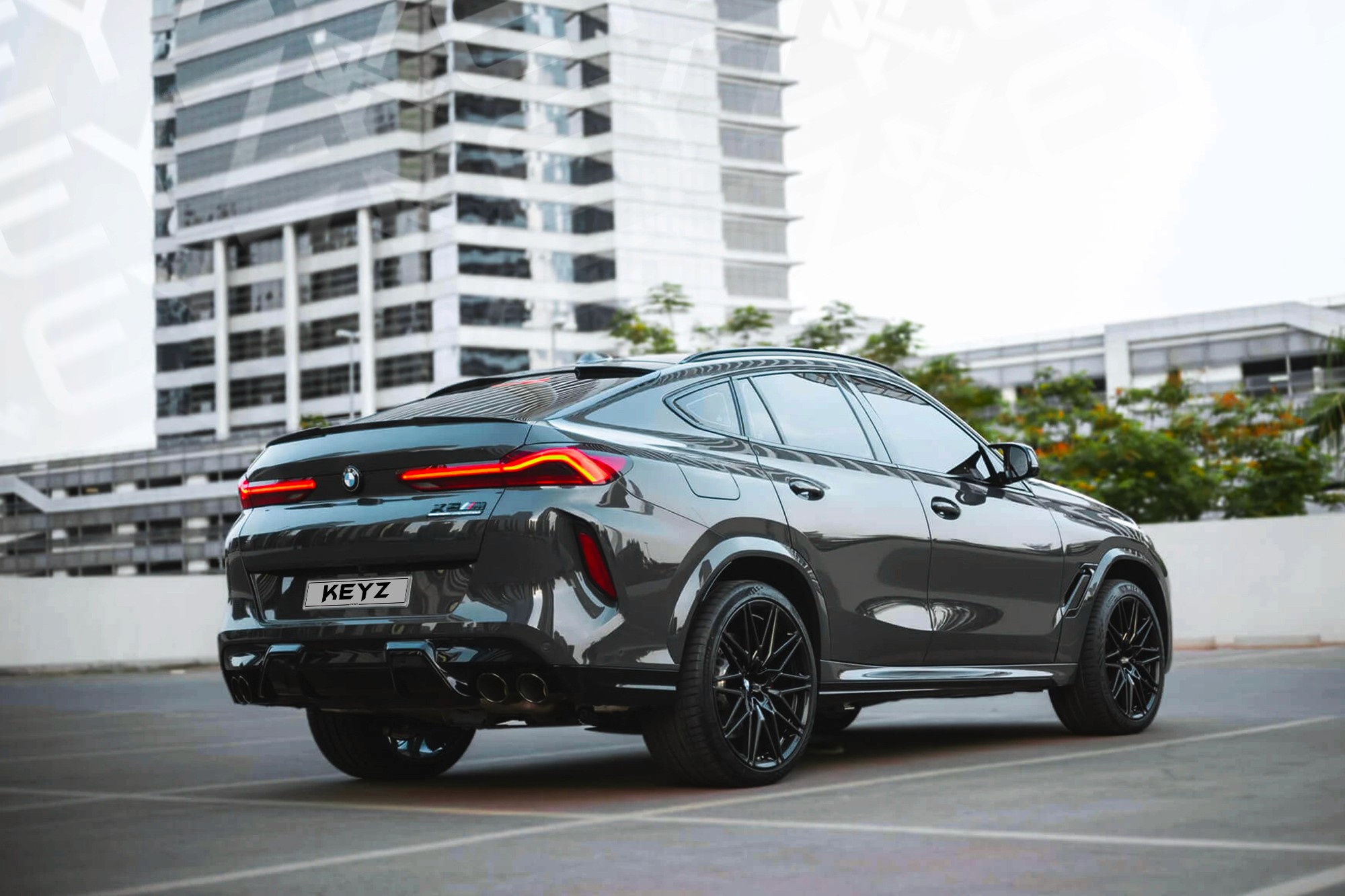 Vue extérieure arrière BMW X6M Competition Gris – Location SUV à Dubaï | Keyz Rent