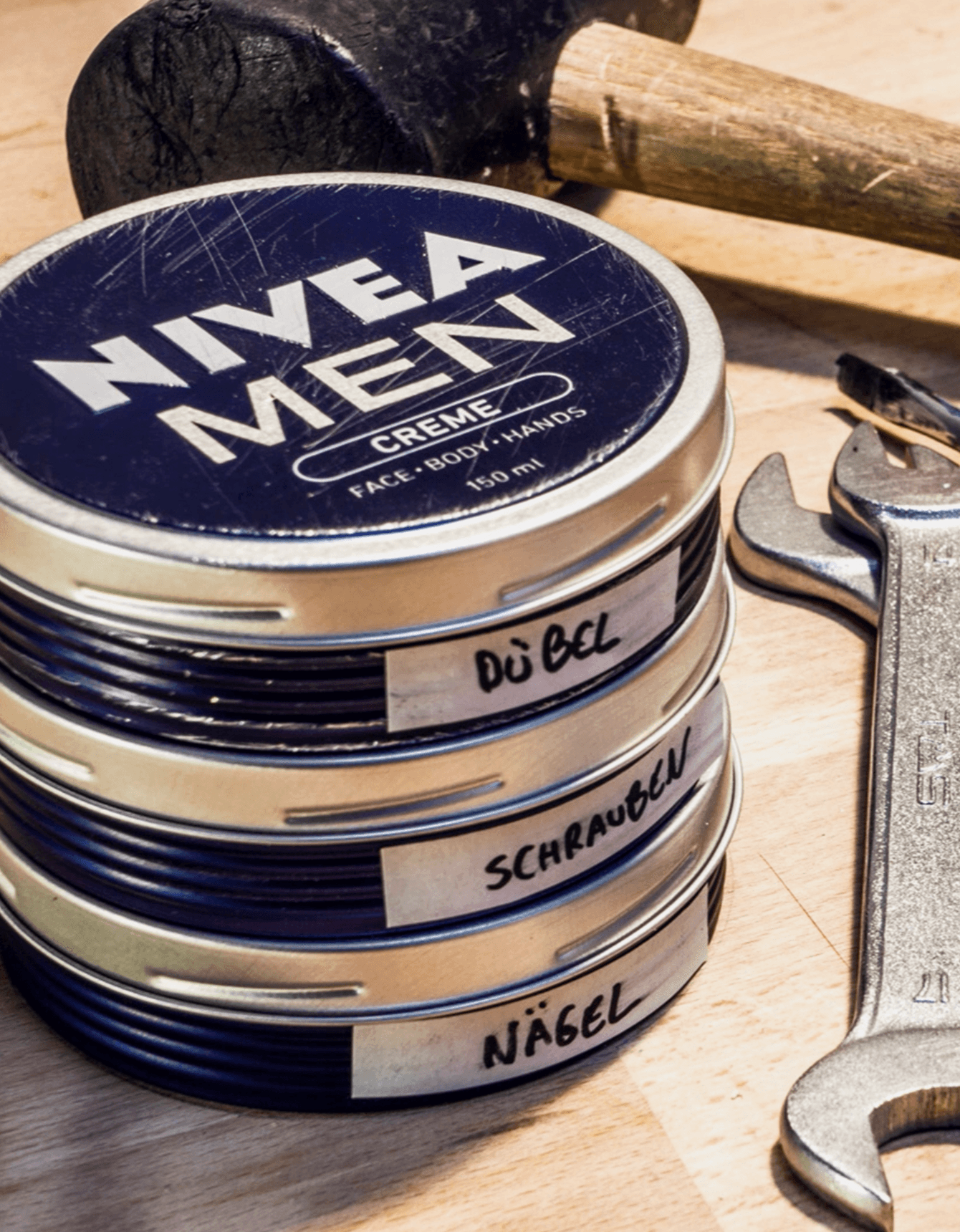 Nachtaufnahme des ersten tegut… teo in Fulda, warm beleuchtet und mit einer Schlange wartender Kund:innen vor dem Eingang.