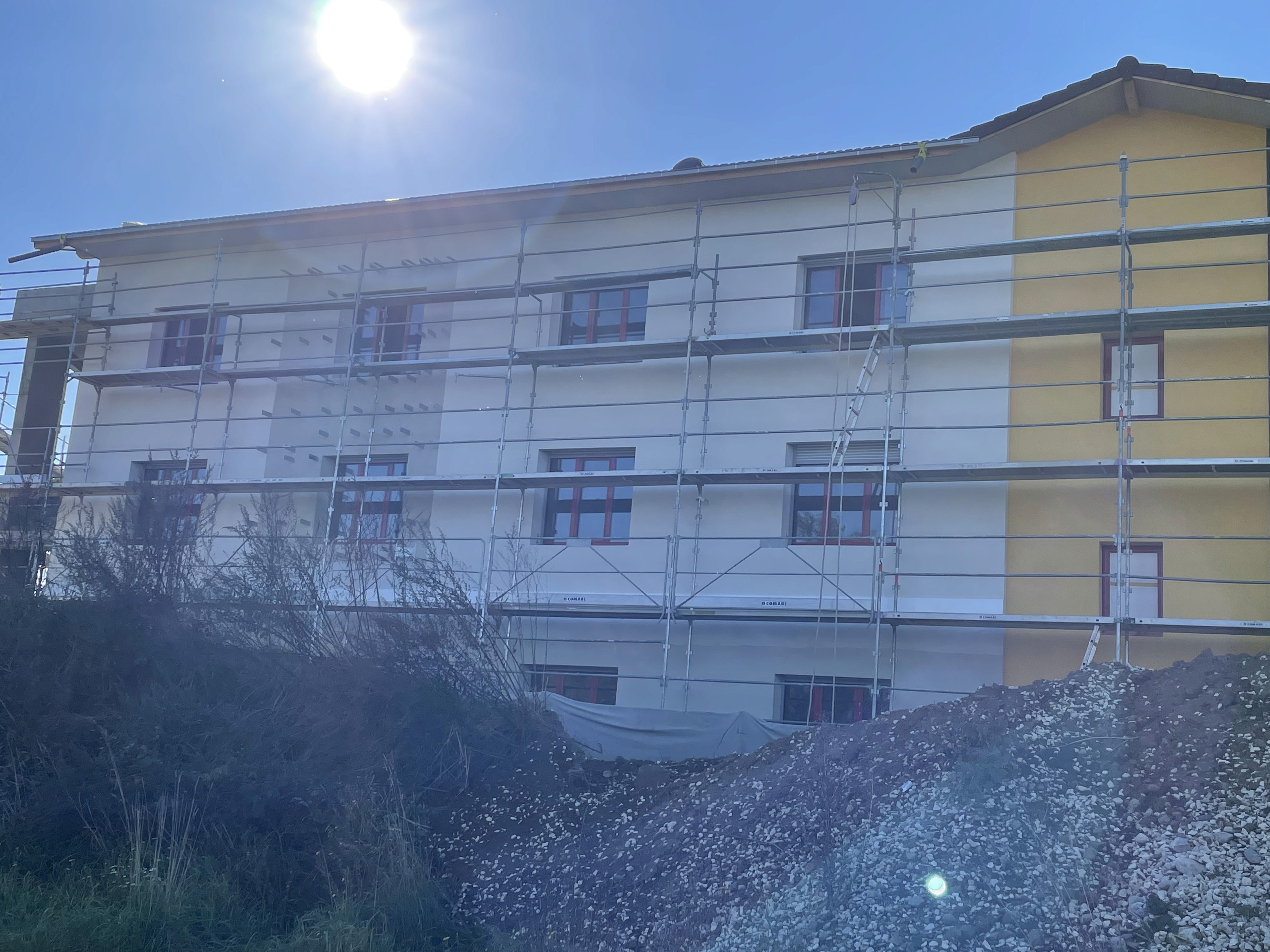 Travaux de ravalement de façade en cours sur un immeuble collectif à Annecy