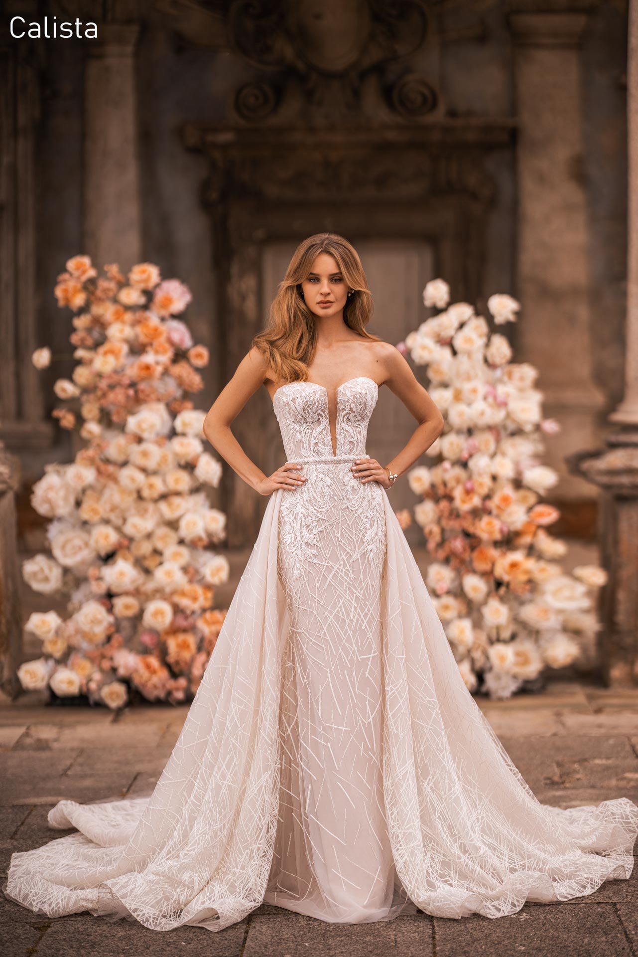 Moderne Braut im schlichten Kleid mit dramatischem Überrock aus Tüll, der einen atemberaubenden Hingucker schafft.