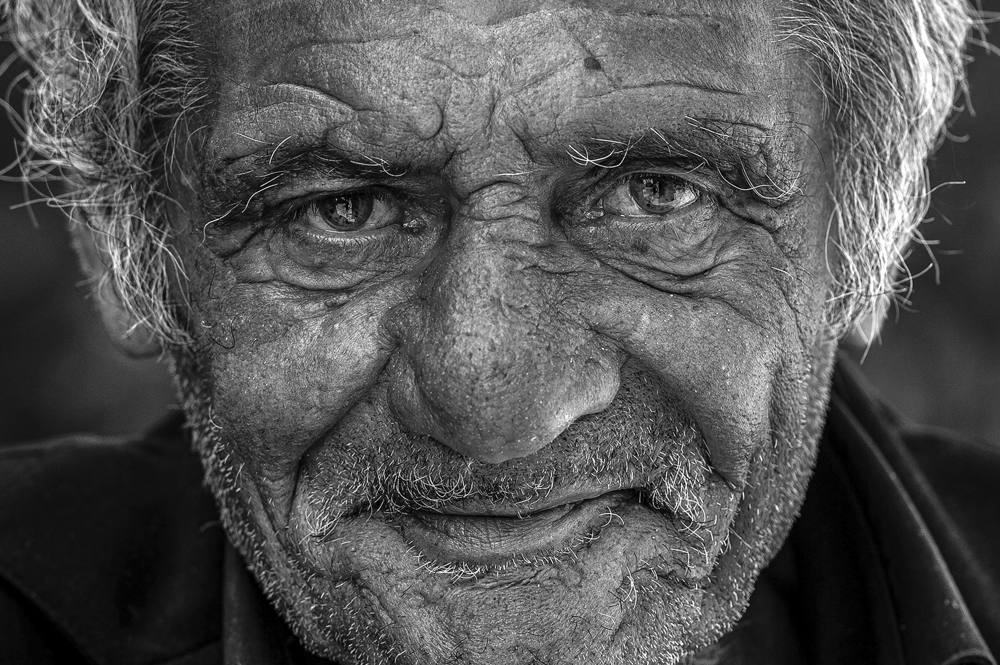 Frederic Bourcier, photographe documentaire, réalise des portraits d’un sans domicile fixe qui vient régulièrement lui rendre visite à son atelier. A travers ces photos, on peut voir les saisons , son humeur et surtout son état de fatigue.