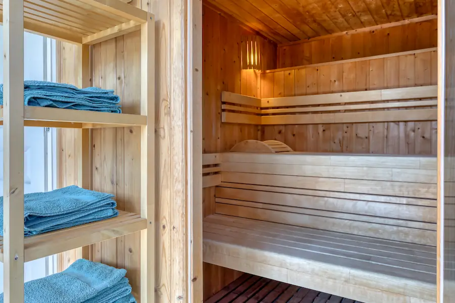 Sauna privatif en bois de l’espace détente de la Villa Argonne en Normandie