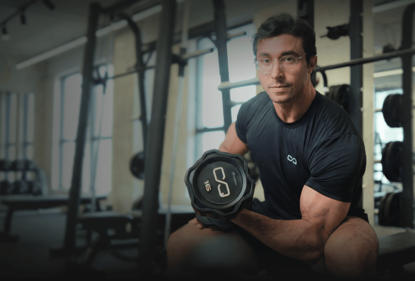 Imagem de duas pessoas, com roupa de academia. As pessoas estão localizadas no Complexo Queiroga, academia boutique.