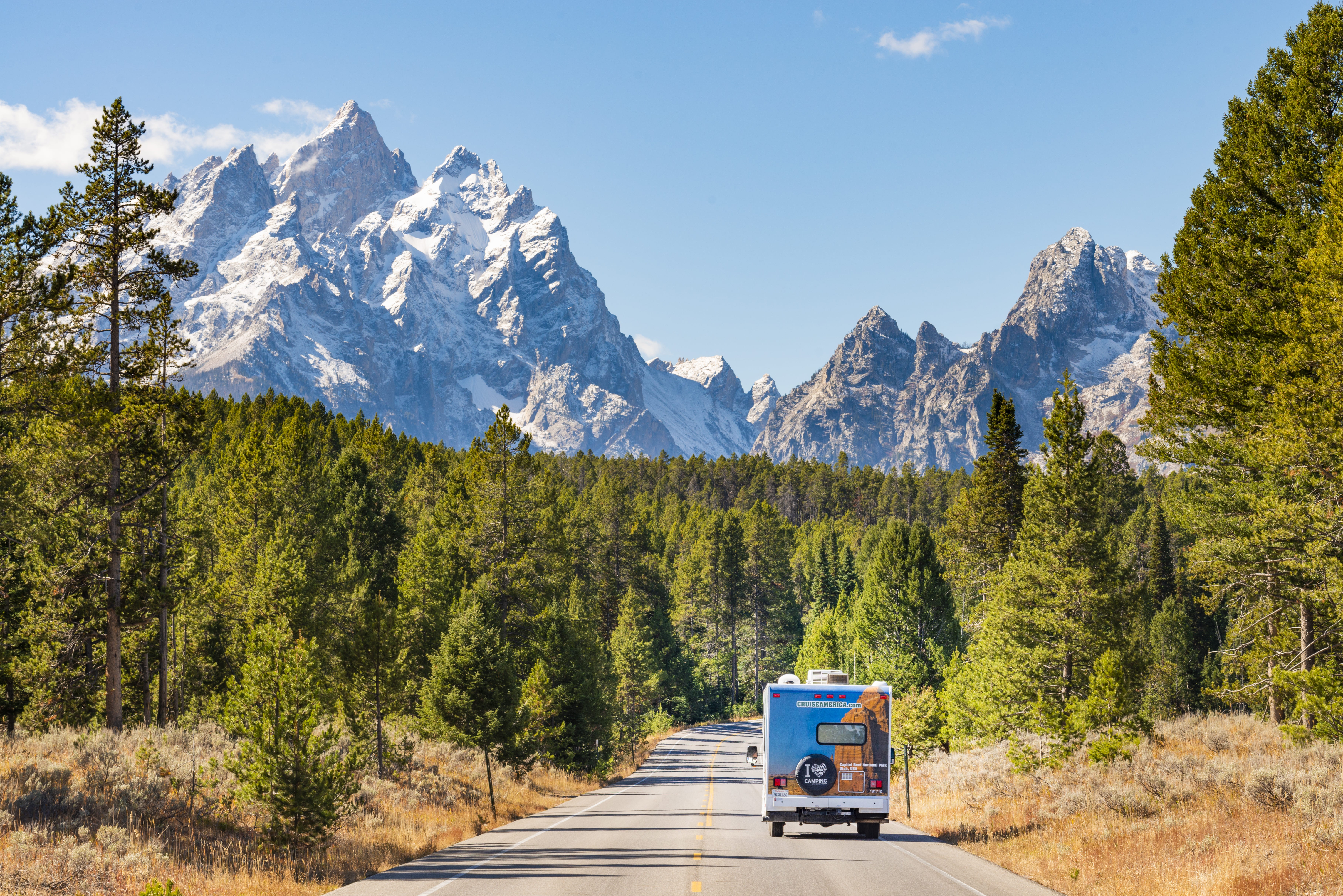 Zdjęcie kampera jadącego przez góry