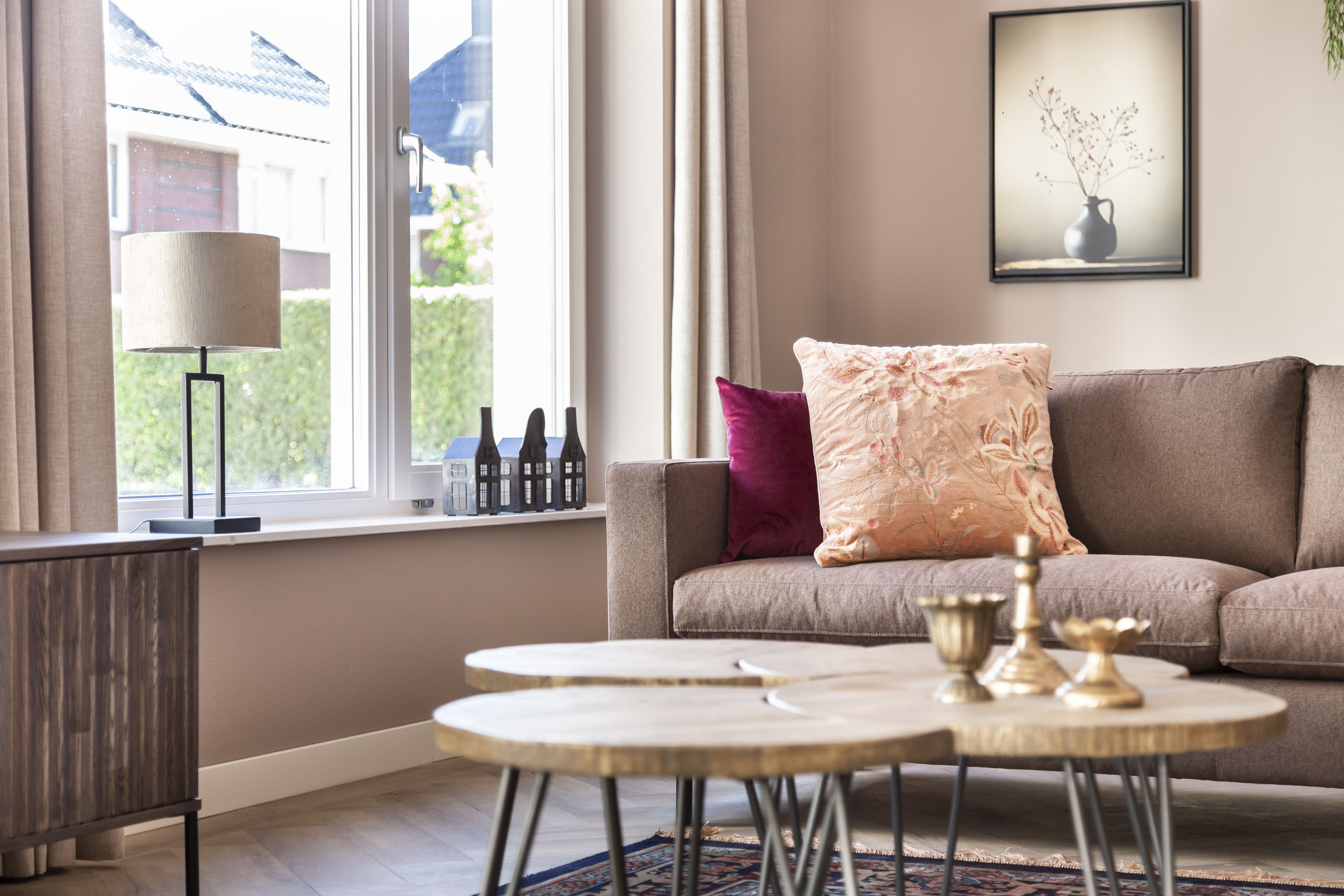 zithoek woonkamer styling warme kleuren, bruine muren