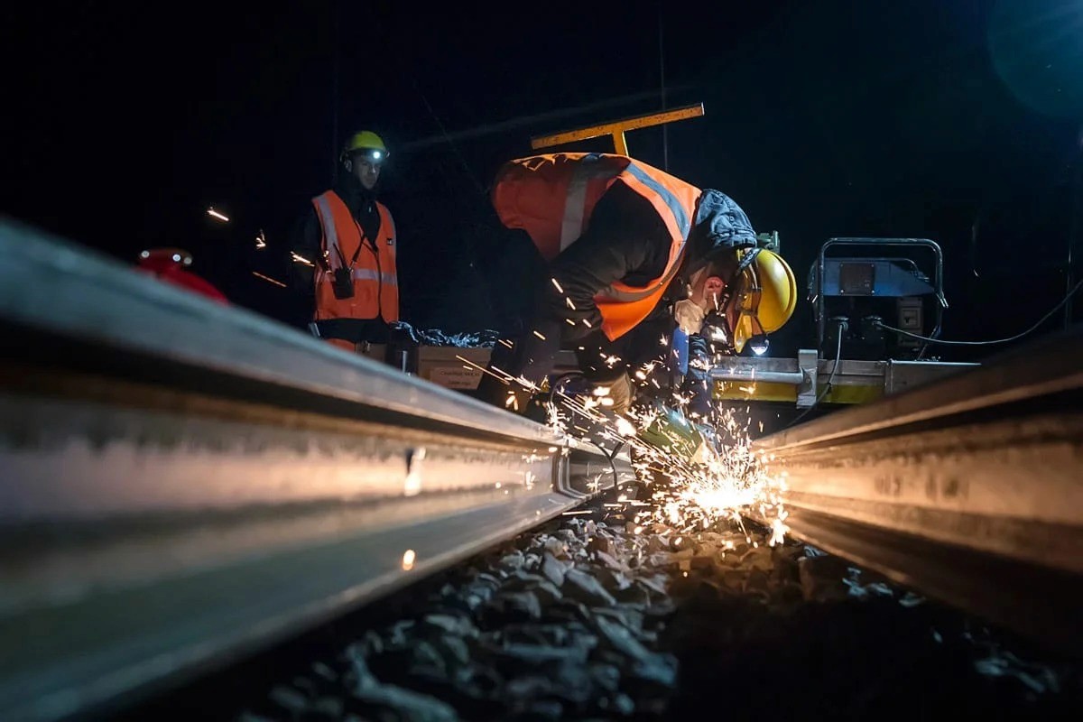 Soudeurs ferroviaires travaillant sur rails étincelles — photo chantier industriel Lille | Anteale Yann Manac’h 2025