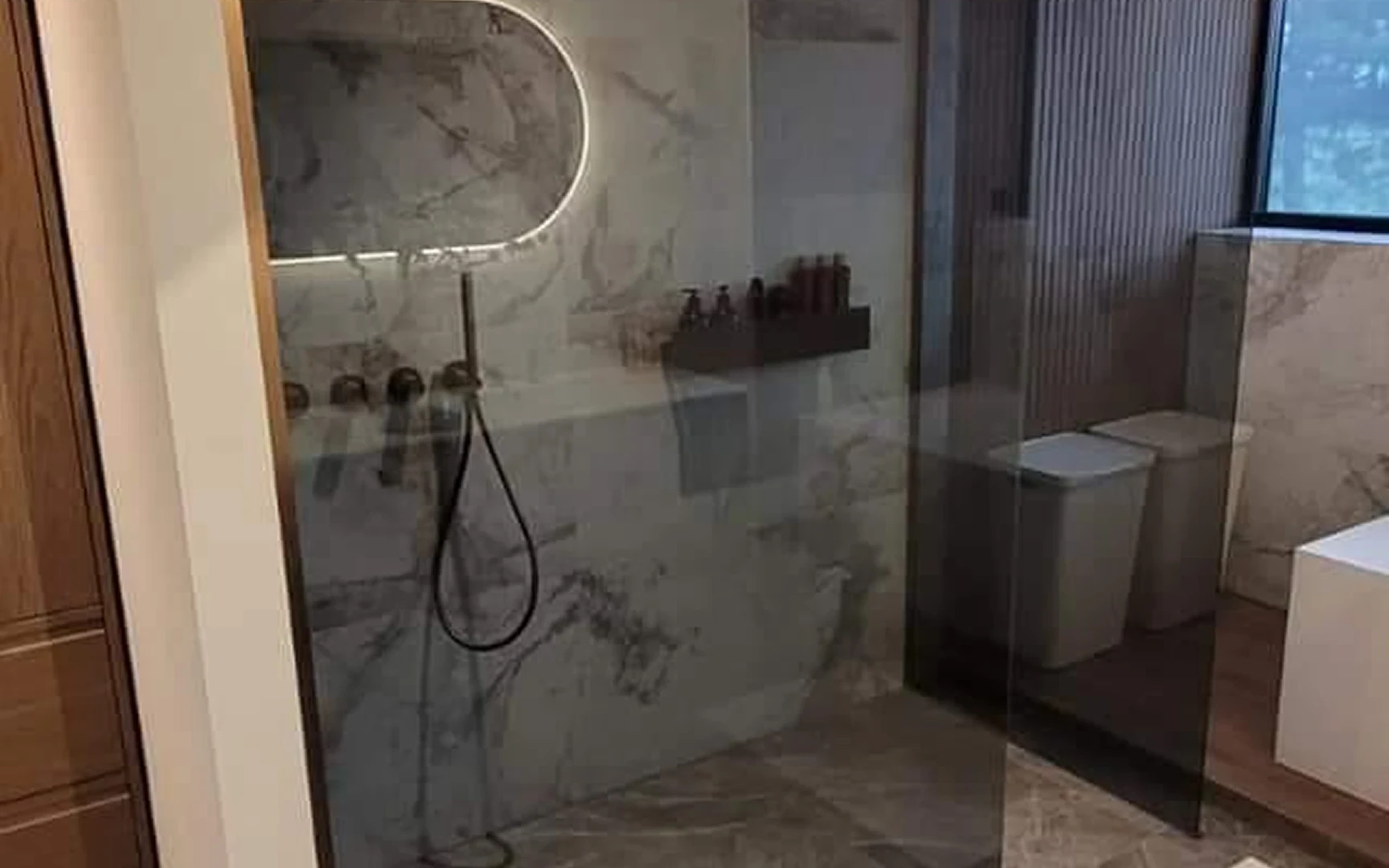 Liaison verticale/horizontale : lignes droites, micro-cassures supprimées, finition mate anti-éblouissement, Luxembourg.