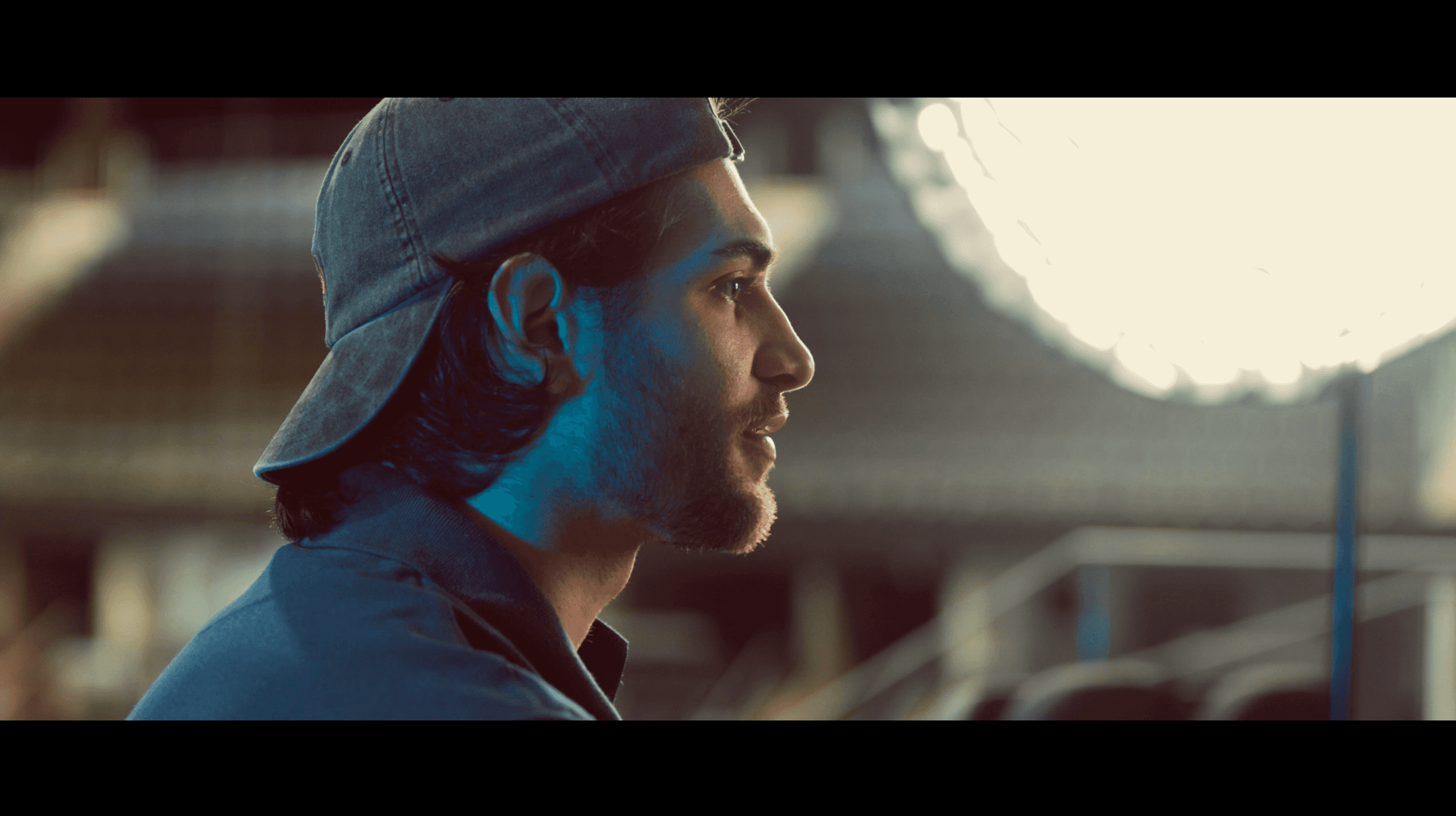 Vidéaste documentaire sportif Flex Réalisation, portrait de profil d'un invité en contre-jour studio