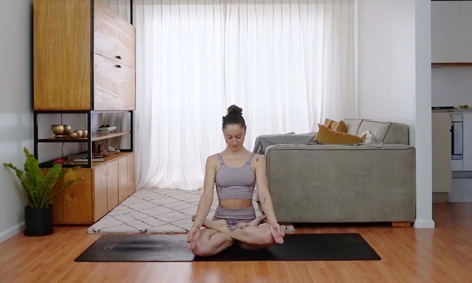 Flavia Siutti sentada en postura de meditación al comienzo de una práctica de yoga.
