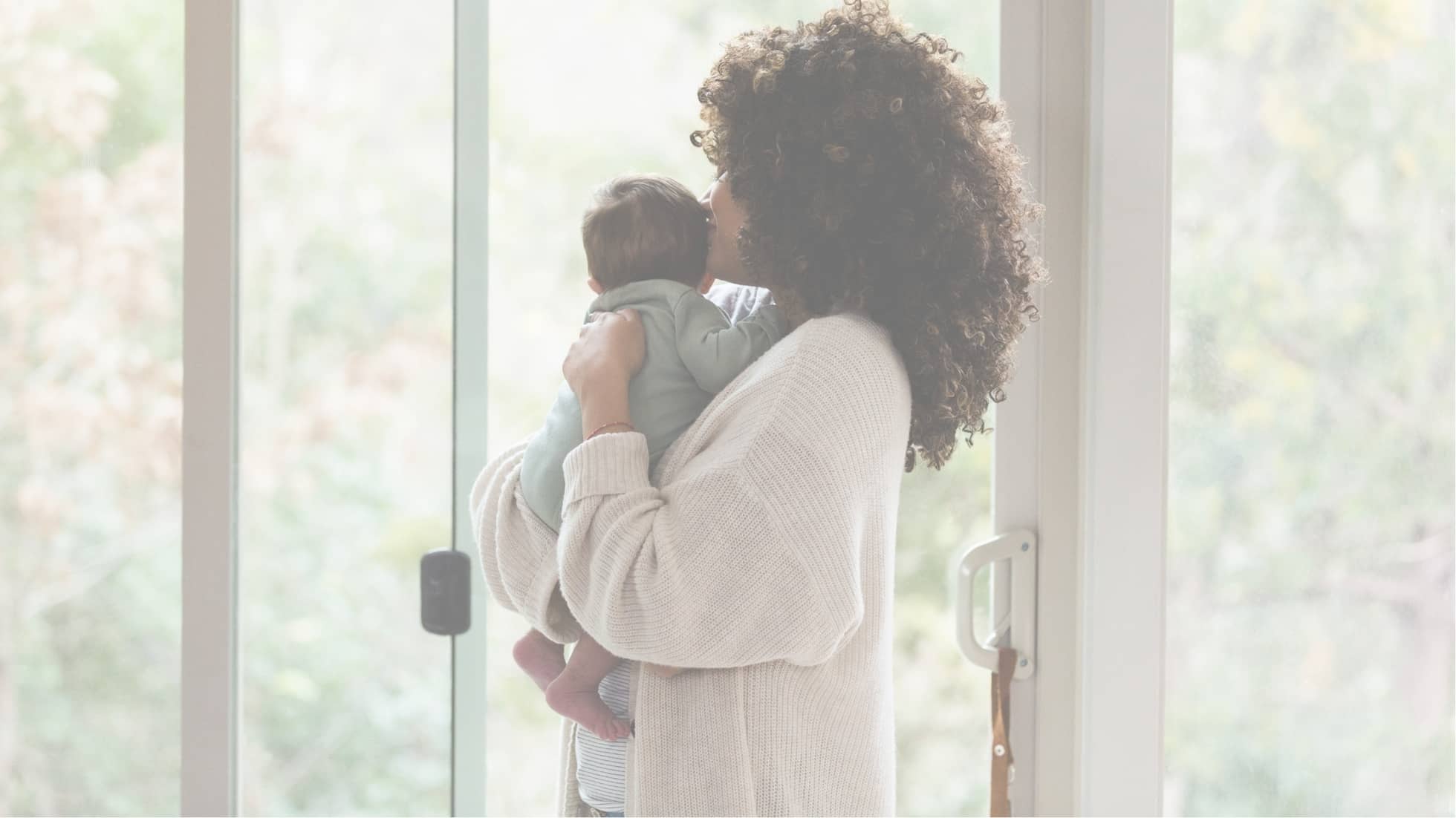 Maman tenant son bébé pendant le post partum pensant à l'importance de la rééducation du périnée après l'accouchement