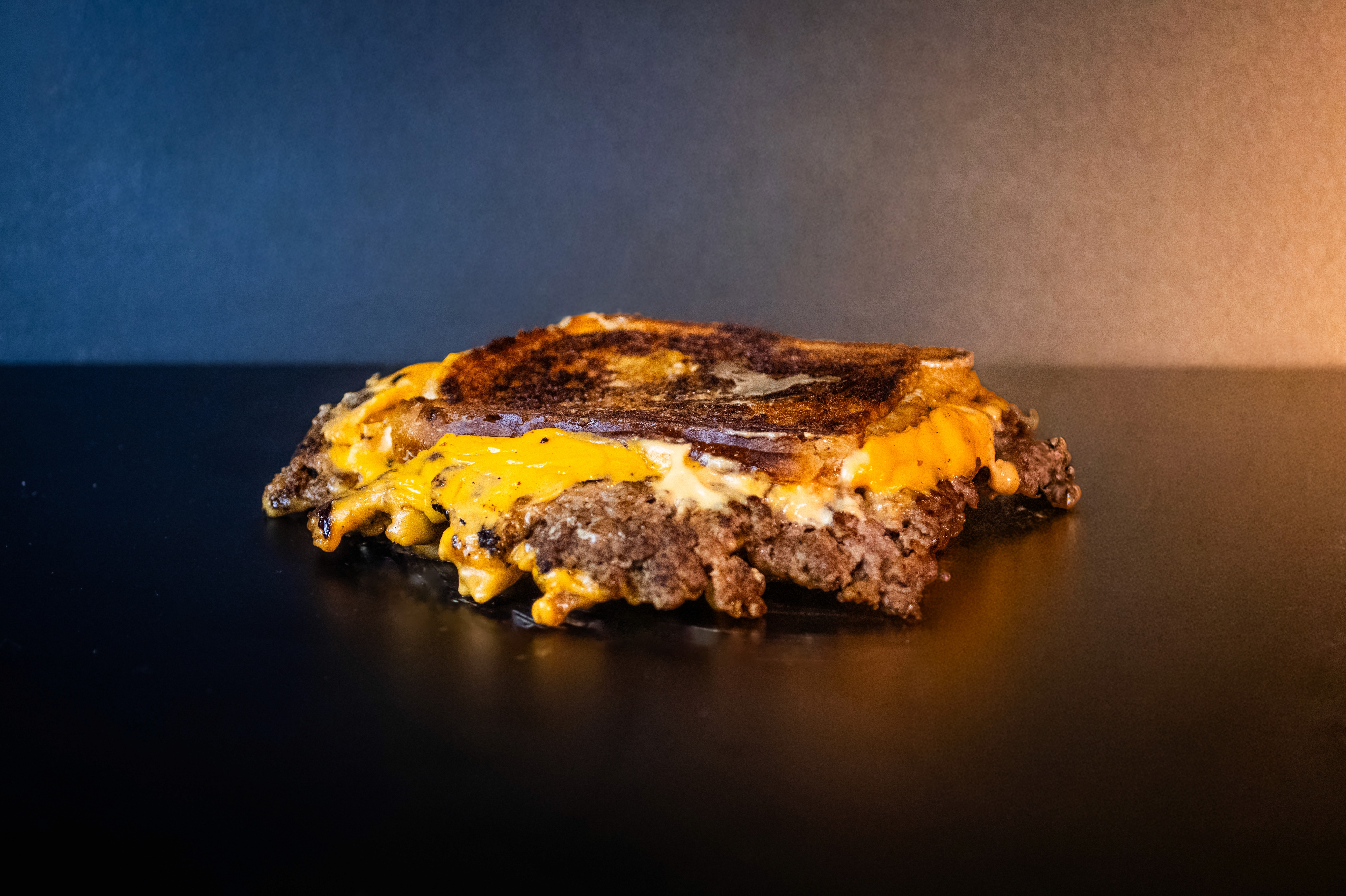 tostado de Cebolla smasheada, cheddar, salsa Gommy.