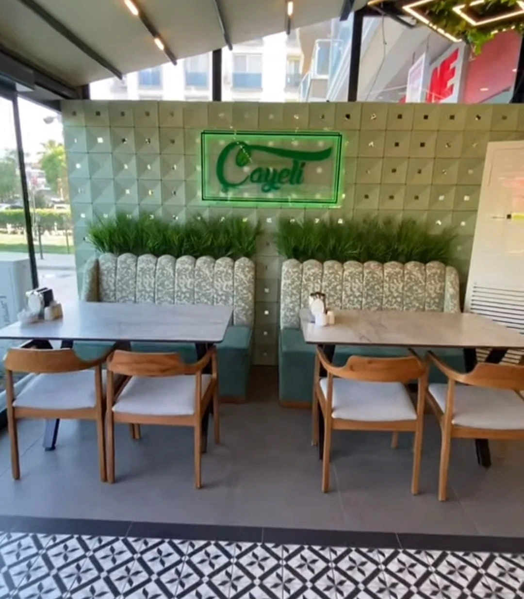 Restoran dış mekan dekorasyonu: Yeşil bitkilerle uyumlu beyaz geometrik beton kaplama